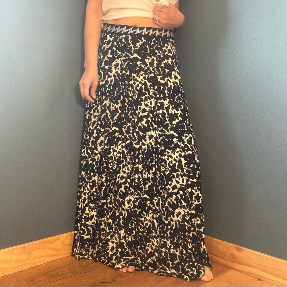 Sfizio Made in Italy Black & White Floor Length Print Maxi Skirt size 8/L - Picture 7 of 16